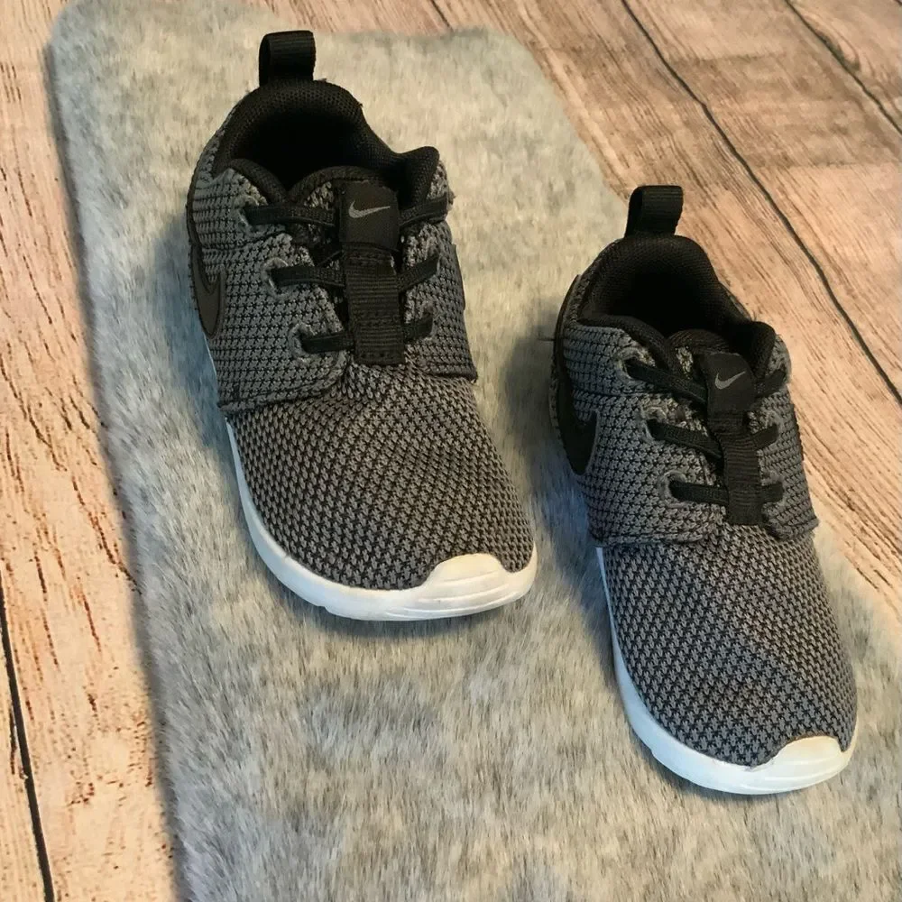 Nike Kids Roshe One Gray Sneakers Size 7C